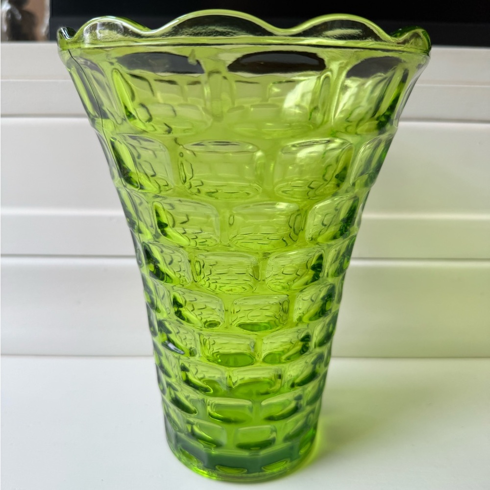 Midcentury beautiful green Colonial Yorktown patterned glass vase.